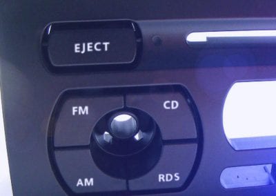 Autoradio Taste Tag und Nacht Design durch Laserabtrag der Lackschicht