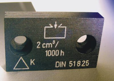 Brüniertes Bauteil Beschriften Gravur auf der Oberfläche alternative zur Lasergravur