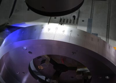 Skalenstriche mit Sekunden teilungGradskala um Umfang Laserbeschriften