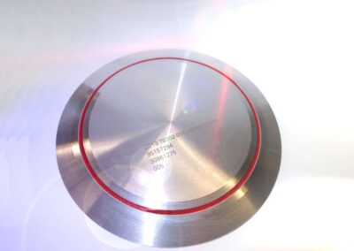 Dieses Verfahren eignet sich besonders für Typenschilder, Firmenlogos, Skalen, Frontplatten und dekorative Elemente auf Materialien wie Metall, Aluminium, Messing oder Kunststoff. Durch die Kombination von Gravur und Farbe entstehen ästhetische und langlebige Beschriftungen, die sowohl im industriellen Bereich als auch im Design und in der Werbung eingesetzt werden.