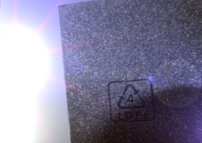 Besonders geeignet ist die Tiefenlasergravur für Metalle wie Edelstahl, Aluminium, Stahl oder Messing. Typische Anwendungen sind Werkzeuge, Maschinenbauteile, Typenschilder, Logos, Seriennummern oder Skalen, die auch unter hoher Beanspruchung dauerhaft lesbar bleiben müssen.